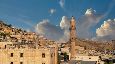 Mardin, Türkiye - Ocak 2020: Sehidiye camii minareli Mardin eski kent manzarası
