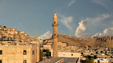 Mardin, Türkiye - Ocak 2020: Sehidiye camii minareli Mardin eski kent manzarası