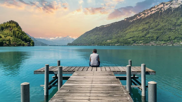 Iseltwald, İsviçre, Mayıs 2017: Iseltwald İsviçre 'deki Brienzersee Gölü' ne İskele