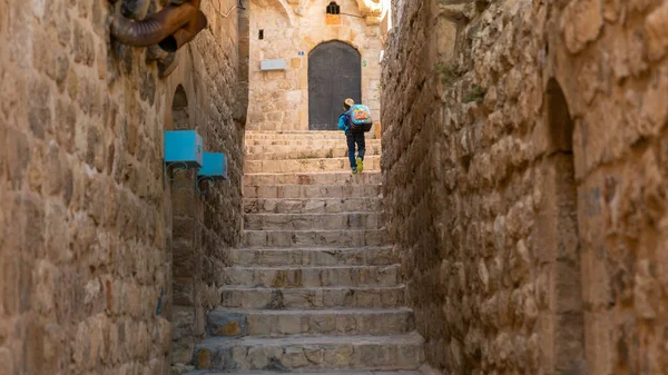 Mardin, Türkiye - Ocak 2020: Mardin 'in dar taştan yolunda yürüyen kimliği belirsiz çocuk