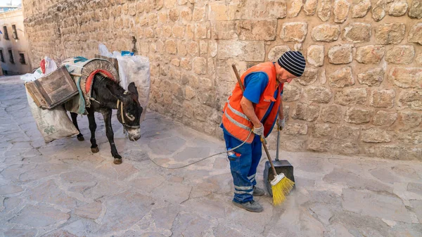 Mardin Turquía Enero 2020 Trabajador Limpieza Calles Con Burro Barriendo —  Fotos de Stock