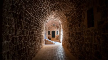 Midyat, Mardin, Türkiye - Ocak 2020: Mor Gabriel Deyrulumur Manastırı 'nın iç mimari detayları. Bu, dünyada hayatta kalan en eski Suriye Ortodoks manastırı..