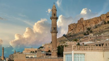 Mardin, Türkiye - Ocak 2020: Ulu Cami 'nin Minaresi, Mardin Büyük Camii olarak da bilinir. Kopyalama alanı için uygun