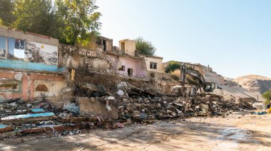 Hasankeyf, Türkiye - Ekim 2019: Hasankeyf kasabasının, tahliye edildikten sonra taş mağaralarıyla ünlü Dicle Nehri üzerindeki kalıntıları. Kasaba, Ilisu barajının suları altında kalacak.