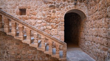 Midyat, Mardin, Türkiye - Ocak 2020: Mor Gabriel Deyrulumur Manastırı 'nın iç mimari detayları. Bu, dünyada hayatta kalan en eski Suriye Ortodoks manastırı..