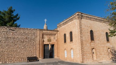 Midyat, Mardin, Türkiye - Ocak 2020: Mor Gabriel Deyrulumur Manastırı 'nın giriş kapısı. Bu, dünyada hayatta kalan en eski Suriye Ortodoks manastırı..