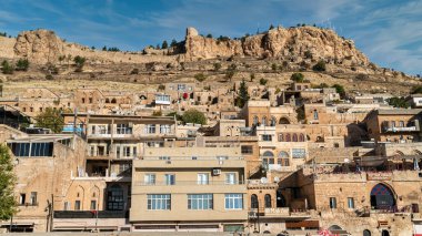 Mardin, Türkiye - Ocak 2020: Geleneksel taş evlere sahip tarihi Mardin Eski Kenti