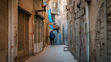 Mardin, Türkiye - Ocak 2020: Mardin 'in dar bir taş yolunda yürüyen kimliği belirsiz bir adam