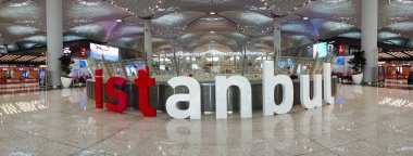 İstanbul, Türkiye - Şubat 2020: İstanbul Havalimanı iç sahnesi İstanbul tabelasıyla