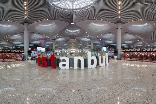 İstanbul, Türkiye - Şubat 2020: İstanbul Havalimanı iç sahnesi İstanbul tabelasıyla