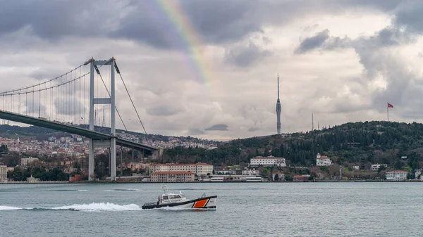 이스탄불 2018 순교자 다리를 항해하는 보스포루스 해협의 해안경비대 — 스톡 사진