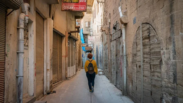 Mardin Turki Januari 2020 Seorang Wanita Tak Dikenal Berjalan Sebuah Stok Gambar