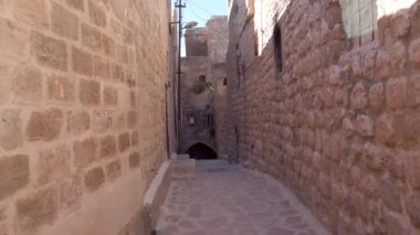 Mardin, Türkiye - Kasım 2019: Mardin 'in dar taştan sokakları