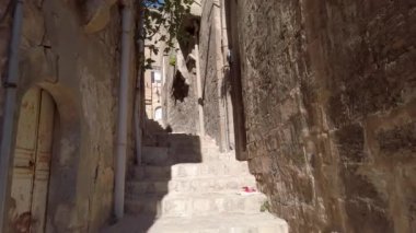 Mardin, Türkiye - Kasım 2019: Eski Mardin 'de yerel halk ve turistlerin yürüdüğü dar taş merdivenler