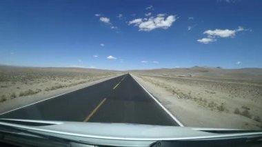 Highland Peru, And Dağları 'ndaki otobanı geçen bir grup vahşi Lama' nın hızlandırılmış videosu