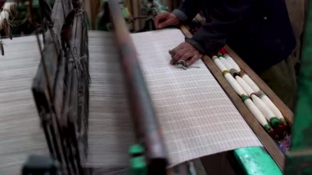 Kashan Iran May 2019 Iranian Man Hands Traditional Weaving Machine — Stock Video