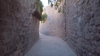 Mardin, Türkiye - Kasım 2019: Mardin 'in dar taştan caddeleri ve yerel halk yürüyor