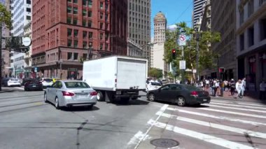San Francisco, California, ABD - Ağustos 2019 San Francisco şehir merkezi binaları, şehir trafiği ve sokaklarda yürüyen insanlar