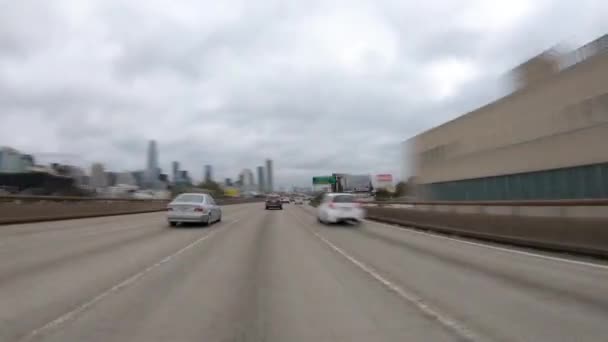 美国加利福尼亚州旧金山 2019年8月 穿越旧金山奥克兰湾大桥的超速车视图 — 图库视频影像