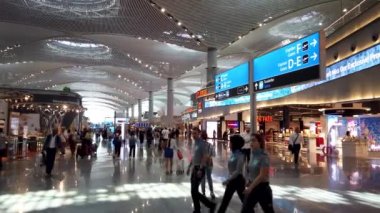 İstanbul, Türkiye - Şubat 2020: Yeni İstanbul Havalimanı 'nda havaalanında turistlerin dolaştığı uçuş kapısı tabelası