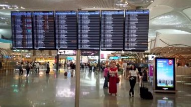 İstanbul, Türkiye - Temmuz 2019: İstanbul Havalimanı 'nda uçuş bilgileri saat tablosu