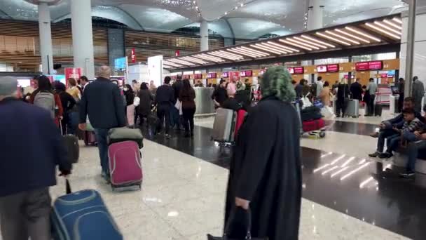 Istanbul Turkiet Februari 2020 Passagerare Köade Vid Turkish Airlines Diskar — Stockvideo