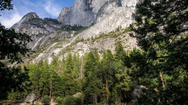 Yosemite CA USA - Ağustos 2014: Yosemite Ulusal Parkı Panoramik Arazi
