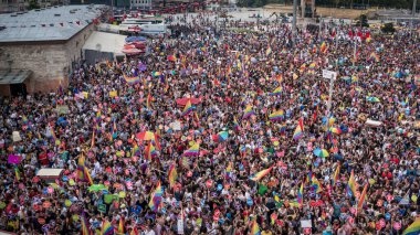 İstanbul, Türkiye - Haziran 2013: İstanbul, Türkiye 'de LGBT onur yürüyüşü için Taksim Meydanı' nda insanlar var. Onur geçidine ve Türkiye 'de bugüne kadar görülen en büyük gurura neredeyse 100 bin kişi ilgi gösterdi.