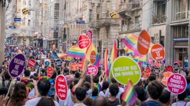İstanbul, Türkiye - Haziran 2013: İstanbul, Türkiye 'de LGBT onur yürüyüşü için Taksim Meydanı' nda insanlar var. Onur geçidine ve Türkiye 'de bugüne kadar görülen en büyük gurura neredeyse 100 bin kişi ilgi gösterdi.