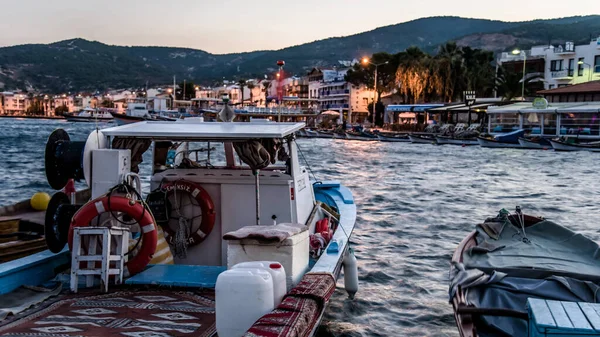 Foca Törökország 2013 Augusztus Csónakok Foca Üdülőváros Partvonala Mentén — Stock Fotó
