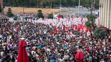 İstanbul, Türkiye - Haziran 2013: Türk halkı Taksim Meydanı 'nda hükümeti protesto etti. İşaret Türkçe adalet istediğimizi söylüyor..