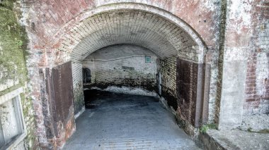 San Francisco, Kaliforniya, ABD - Ağustos 2014: Alcatraz cezaevi binasının tünel girişi