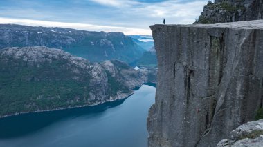 Preikestolen, Norveç - Mayıs 2016: Kürsü Kayası 'nın tepesindeki adam