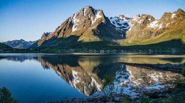 Norveç 'in güzel manzarası Bir gölün üzerinde dağ yansıması