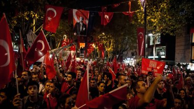 İstanbul, Türkiye - Ekim 2012: Türk halkı İstanbul 'da Cumhuriyet Günü' nü Türk bayrakları ve çağdaş Türkiye 'nin kurucusu Atatürk' ün fotoğraflarıyla kutladı