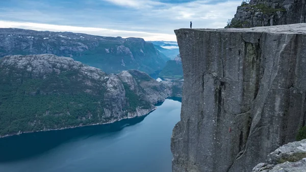 Preikestolen Norveç Mayıs 2016 Kürsü Kayası Nın Tepesindeki Adam — Stok fotoğraf