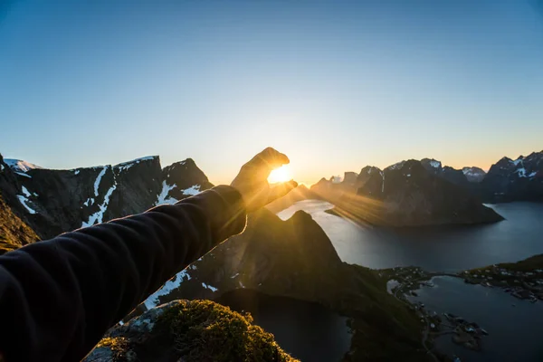 伸出手去寻找挪威午夜的阳光 在挪威夏天的几个月里 太阳还没有落下 午夜的时候 太阳还在照耀着 — 图库照片