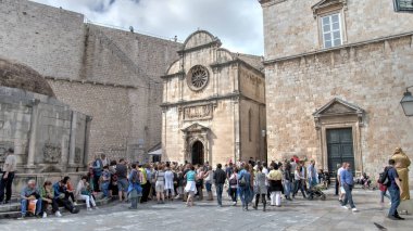Dubrovnik, Hırvatistan - Mayıs 2014: Turistlerin geldiği ünlü Dubrovnik eski kenti. Dubrovnik eski kenti 1979 yılında UNESCO Dünya Mirasları Listesi olarak listelendi..