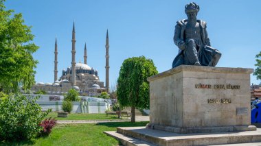Edirne, Türkiye - Mayıs 2018: Selimiye Camii ve mimar Mimar Sinan 'ın heykeli