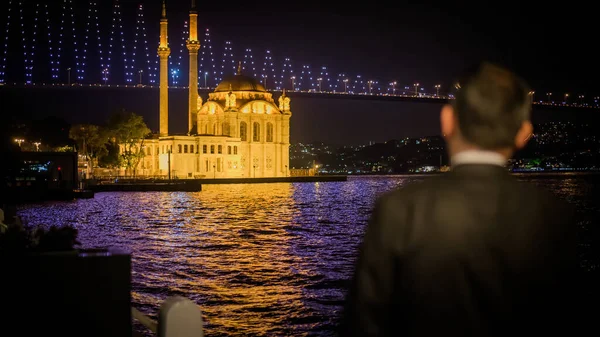 Istanbul Turquie Juin 2014 Homme Non Identifié Observe Mosquée Ortakoy — Photo