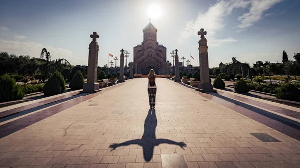 Tbilissi Géorgie Août 2015 Femme Debout Regardant Cathédrale Sainte Trinité — Photo