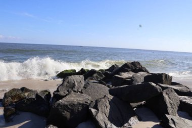 Sahildeki kayalara çarpan dalgaların güzel manzarası.