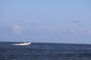 Cape May New Jersey kıyısındaki Atlantik Okyanusunda balıkçı teknesi.