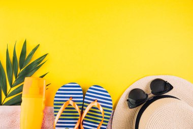 Yaz tatili konsepti. Sarı arka planda seyahat için aksesuarlar. Üst görünüm ve düz uzanma