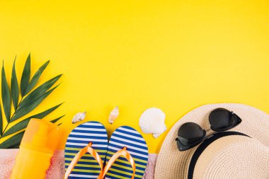 Yaz tatili konsepti. Sarı arka planda seyahat için aksesuarlar. Üst görünüm ve düz uzanma