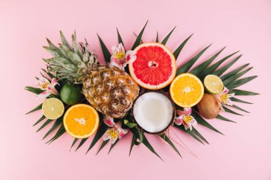 Pembe masada yaz meyvesi kompozisyonu. Düz konum, üst görünüm, kopyalama alanı