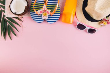 Yaz tatili konsepti. Pembe arka planda seyahat için aksesuarlar. Üst görünüm ve düz uzanma