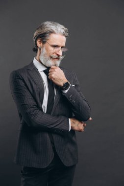 İş ve modaya uygun, sakallı, sakallı ve düşünceli, sakallı bir adam.