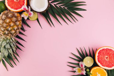 Pembe masada yaz meyvesi kompozisyonu. Düz konum, üst görünüm, kopyalama alanı