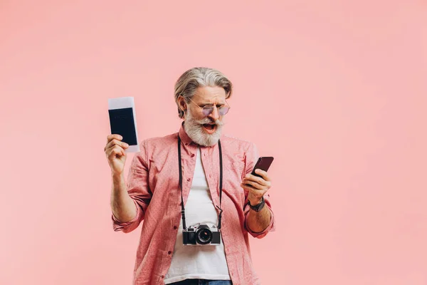 Χαρούμενος Γενειοφόρος Άντρας Γυαλιά Ηλίου Κρατώντας Κινητό Τηλέφωνο Και Διαβατήριο — Φωτογραφία Αρχείου